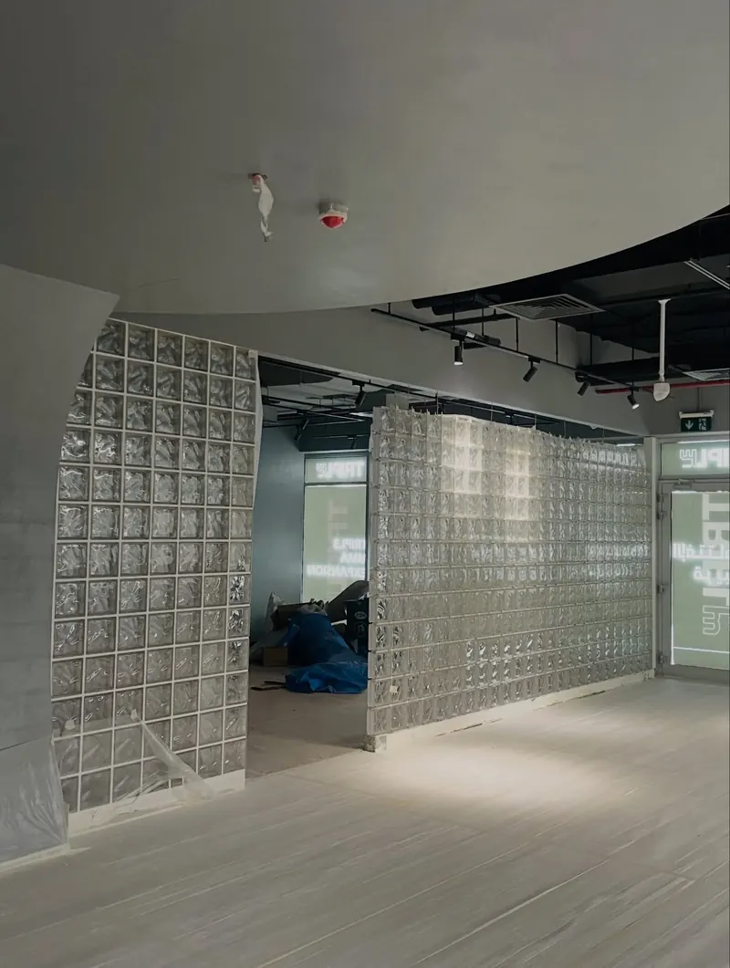 Glass block partition installation — detail